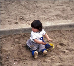 Παιδάκι που παίζει στην άμμο