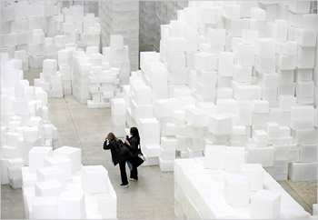 Στοίβες πλαστικών δοχείων